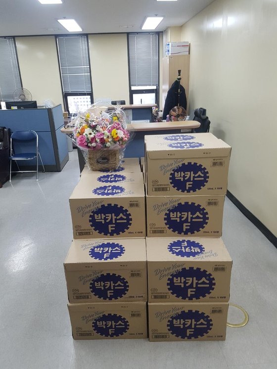 15일 오후 서울 서초구 대검찰청에 배달된 박카스 3000병. 윤석열 검찰총장 앞으로 보내졌다. [중앙포토]