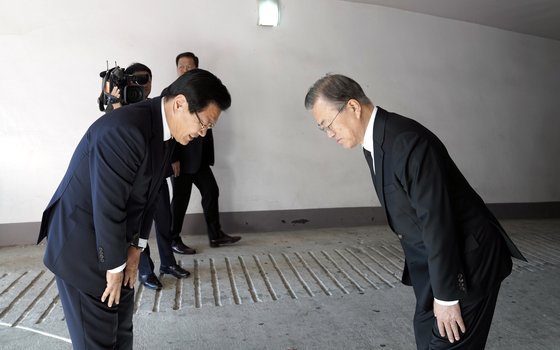 문재인 대통령(오른쪽)이 지난해 10월 31일 오전 부산 남천성당에 마련된 모친 고(故) 강한옥 여사의 빈소를 찾은 홍문종 우리공화당 대표를 빈소 밖으로 마중 나와 인사하고 있다. [사진제공=청와대]