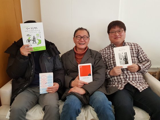 마포구 한 카페에서 만난 독서모임 '남성페미니스트' 멤버들. 왼쪽부터 박창기씨, 신호승씨, 이정철씨(왼쪽부터). 박씨는 보수적인 직장 분위기탓에 얼굴공개를 거부하고 가명을 요구했다. 김지아 기자