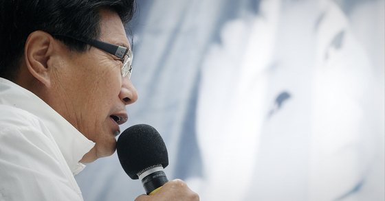 홍문종 우리공화당 공동대표가 지난해 8월 29일 서울 서초구 대법원 앞에서 열린 천만인무죄석방본부 ‘박근혜 전 대통령 석방 요구 집회’에서 발언하고 있다. [뉴스1]