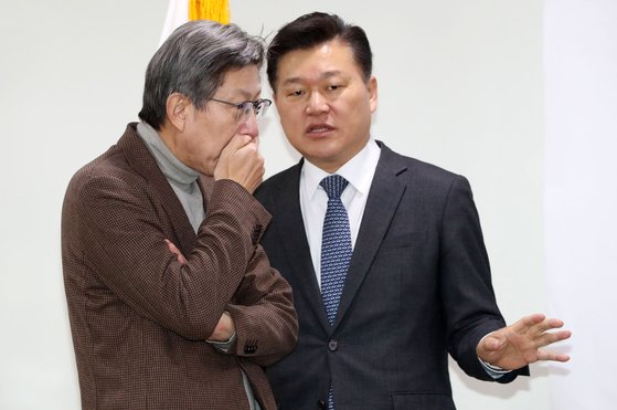 박형준 혁신통합추진위원장이 17일 오전 서울 여의도 국회 의원회관에서 열린 혁신통합추진위원회 4차회의에서 회의 시작 전 관계자와 대화를 나누고 있다. [뉴스1]