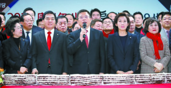 황교안 자유한국당 대표(가운데)가 16일 서울 자유한국당 중앙당사에서 열린 한국당 서울시당 신년인사회에서 참석해 인사말을 하고 있다. [연합뉴스]