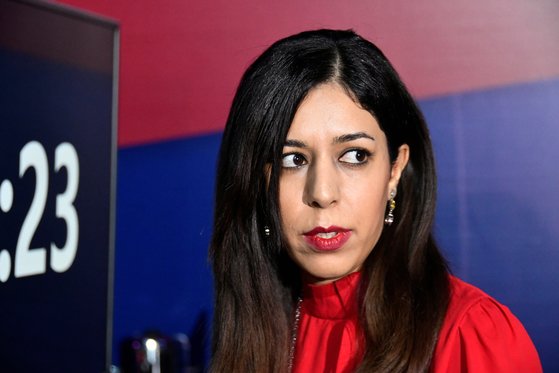 이란 체스 심판 바야트가 16일 러시아 블라디보스토크에서 열린 세계 여성 체스 챔피언십에서 히잡을 아예 벗고 있다. 그는 히잡 강요가 싫어 망명을 결심하고, 이젠 아예 히잡을 쓰지 않고 있다. 올해 세계 여성 체스 챔피언십은 중국과 러시아 주최로 열렸다. [로이터=연합뉴스］