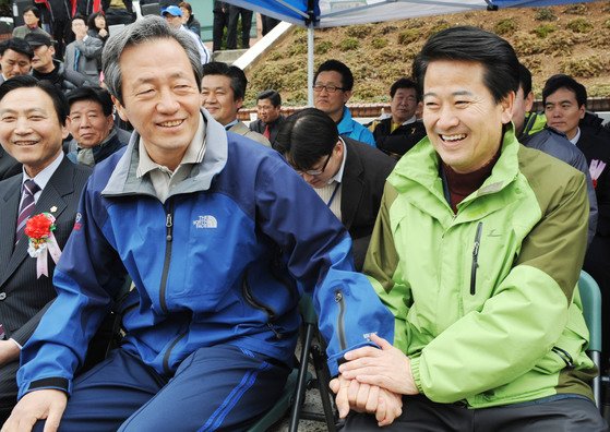 2008년 18대 총선 때 서울 동작을에 출마한 통합민주당 정동영(우) `한나라당 정몽준 후보가 서울 경문고에서 열린 동작구 조기축구대회에 참석해 얘기하고 있다. [중앙포토]