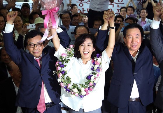 2014년 동작을에서 처음 당선된 새누리당 나경원 후보가 만세를 외치고 있다. 오른쪽은 김성태 의원,왼쪽은 이완영 의원. [중앙포토]