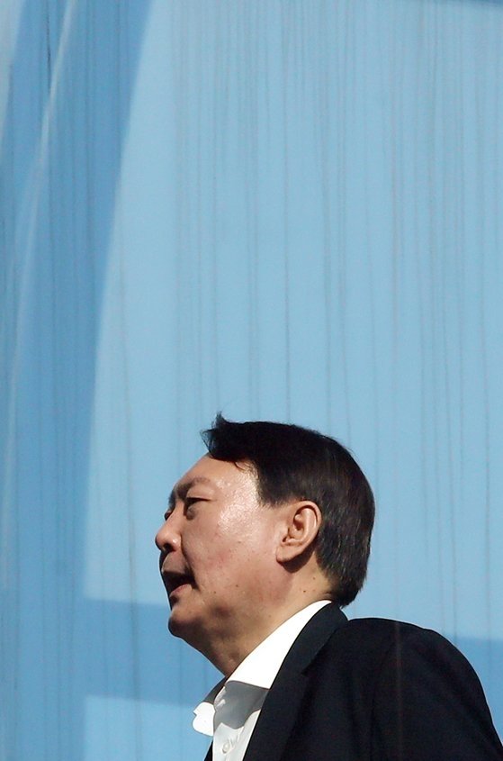 윤석열 검찰총장이 대검찰청에서 점심 식사를 위해 이동하고 있다. [연합뉴스]