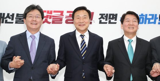 손학규 전 국민의당 상임고문이 지난 해 5월 3일 오전 국회에서 바른미래당 6·13 지방선거 중앙선거대책위원장을 수락 후 유승민(왼쪽) 공동대표, 안철수 인재영입위원장과 손을 잡은 후 기념촬영을 하고 있다. [연합뉴스]