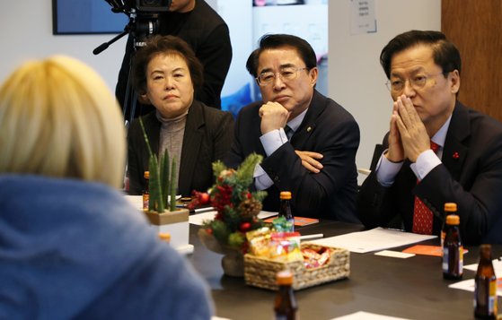 대안신당 최경환 대표와 천정배 의원 등 당직자들이 20일 오전 광주 북구 광주청년드림은행을 방문 청년들의 신용과 부채에 관한 이야기를 경청하고 있다. [연합뉴스]