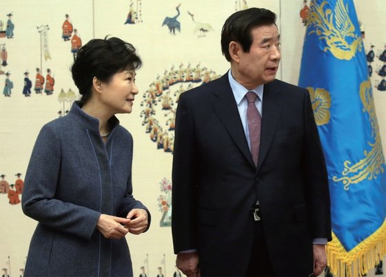 2016년 11월 18일 청와대에서 거행된 신임 정무직 임명장 수여식에서 함께한 당시 박근혜 대통령과 한광옥 대통령 비서실장.