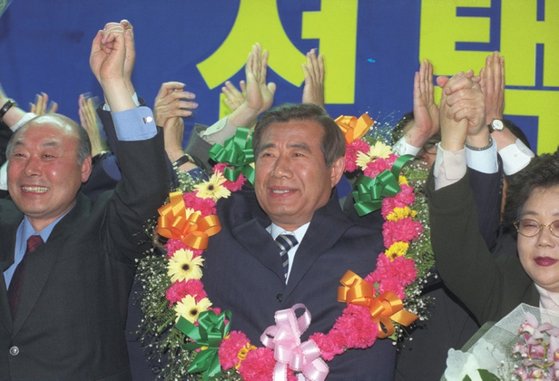 1999년 3월 30일 실시된 서울 구로을 국회의원 보궐선거에서 당선된 당시 새정치국민회의 한광옥 후보(가운데).