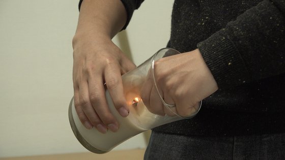 천연원료를 주성분으로 하는 향초에 불을 붙이고 있다. [사진 왕준열]