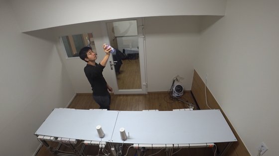 기자가 클린룸 안에서 스프레이형 방향제를 분사하는 모습. [사진 왕준열]ㅁ