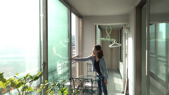 창문을 열고 환기하는 모습. [사진 왕준열]