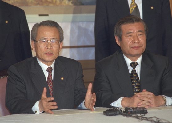 1997년 10월 31일 DJP 합의문을 발표하는 당시 한광옥 새천년민주당 사무총장(오른쪽)과 김용환 자민련 사무총장.