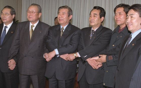 1998년 2월 대타협 공동합의문을 발표하는 노사정 대표들. 왼쪽부터 당시 임창열 경제부총리, 김창성 한국경영자총협회장, 한광옥 노사정위원장, 박인상 한국노총위원장, 배석범 민주노총 위원장 직무대행.