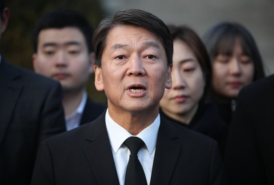 안철수 전 국민의당 대표가 20일 오전 서울 동작구 국립서울현충원에서 역대 대통령 묘역 참배 후 취재진 질문에 답하고 있다. [연합뉴스]