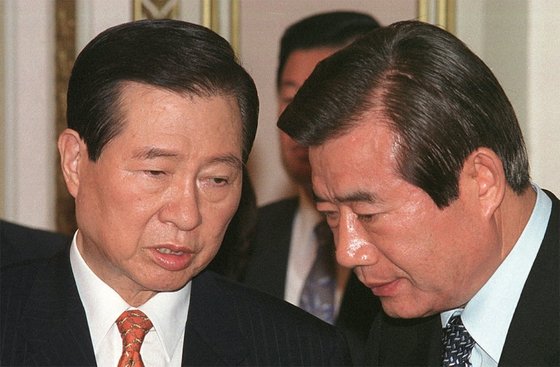 2001년 8월 청와대의 한 행사에서 당시 김대중 대통령과 이야기를 나누고 있는 한광옥 대통령 비서실장.