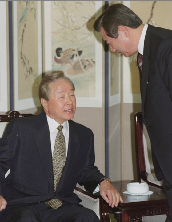 2000년 6월 당시 한광옥 대통령 비서실장이 미국 방문을 마치고 귀국한 김영삼 전 대통령을 공항 귀빈실로 찾아가 인사하고 있다.