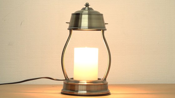 캔들워머를 활용해 향초를 녹여 향을 내고 있다. [사진 왕준열]