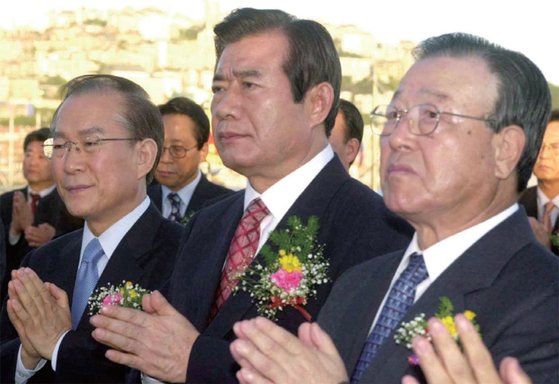 2001년 9월 아시안게임 성공 기원 팔관회 행사에서 자리를 함께한 당시 이회창 한나라당 총재, 한광옥 새천년민주당 대표, 김종필 자민련 총재(왼쪽부터).