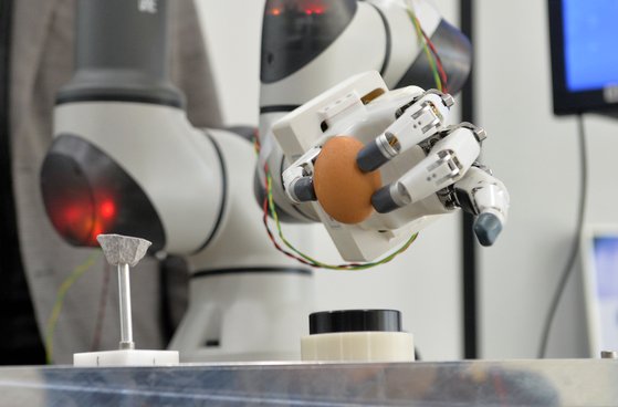 로봇손이 달걀을 집어드는 모습. 김성태 기자