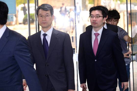 2017년 5월 서울 서초구 서울중앙지방법원에서 열린 박근혜 전 대통령의 공판에 박 전 대통령 측 이상철 변호사(왼쪽)가 재판정으로 향하고 있다. [중앙포토]