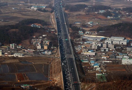 23일 오후 경찰헬기에서 바라본 경기 평택시 서평택JC 인근 서해안고속도로 하행선에는 정체현상이 빚어지는 반면 상행선은 원활한 소통을 보이고 있다. [뉴시스]