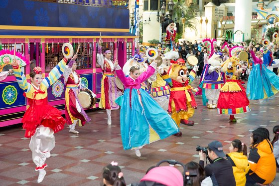 롯데월드 어드벤처의 민속놀이 퍼레이드. [사진 롯데월드]