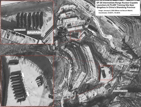 상업용 인공위성이 촬영한 중국 산둥성 칭저우시 중국 인민해방군 로켓군 기지. DF-26을 탑재한 이동형 미사일 발사대가 보인다. [사진 한스 크리스텐슨 FAS 블로그]