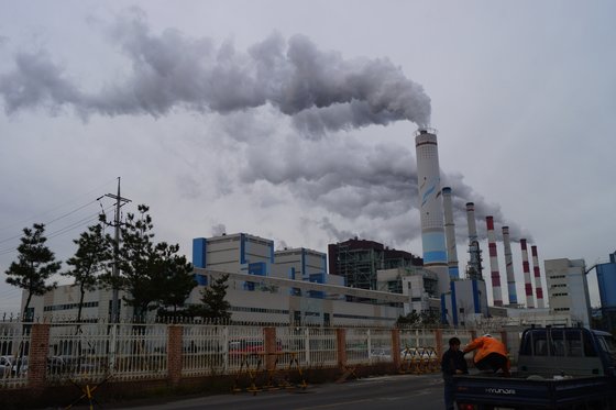 초미세먼지 배출량 2위를 차지한 충남 지역의 한 석탄 화력발전소. [중앙포토]
