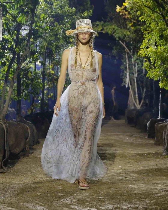 크리스챤 디올이 프랑스파리에 설치한 런웨이. 흙바닥 자체를 런웨이로 활용했다. [인스타그램 캡쳐]