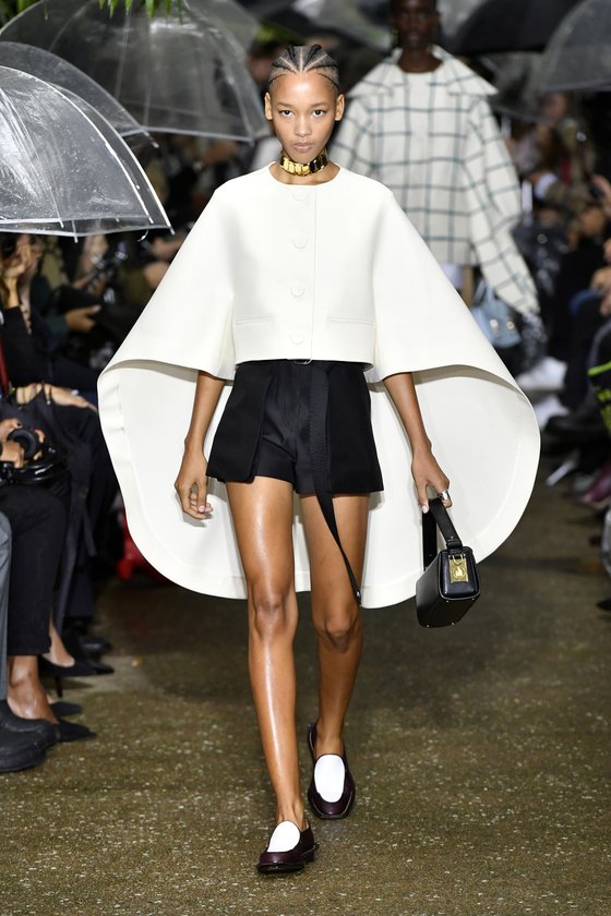 랑방은 세느강 강변의 한 박물관 정원에서 런웨이를 설치했다. [인스타그램 캡쳐]