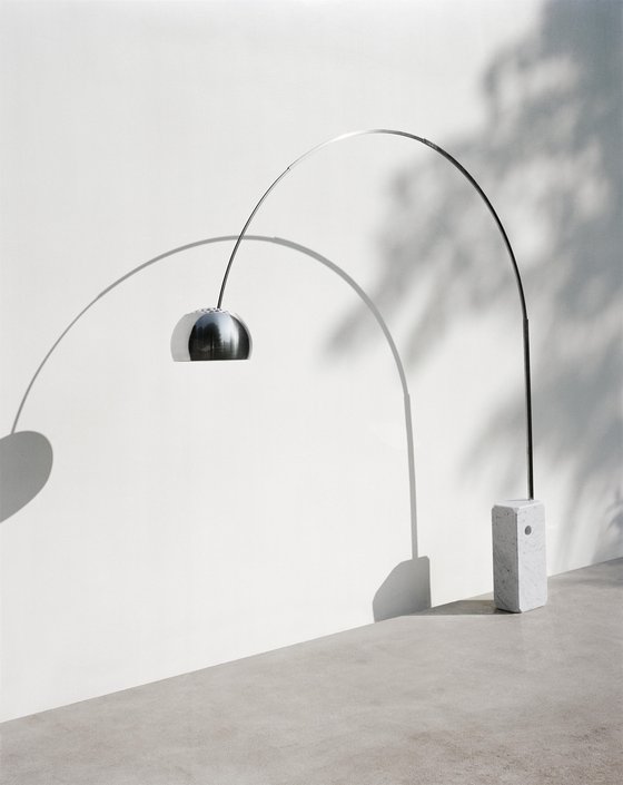 아킬레 카스틸리오니의 대표작 중 하나인 '아르코 램프'. 무거운 대리석이 아치형의 디자인 무게중심을 단단히 잡아주고 있다. 대리석 윗 부분에 구멍이 뚫려 있는 이유는 그 사이에 막대를 끼워 무거워도 운반이 쉽도록 한 것이다.