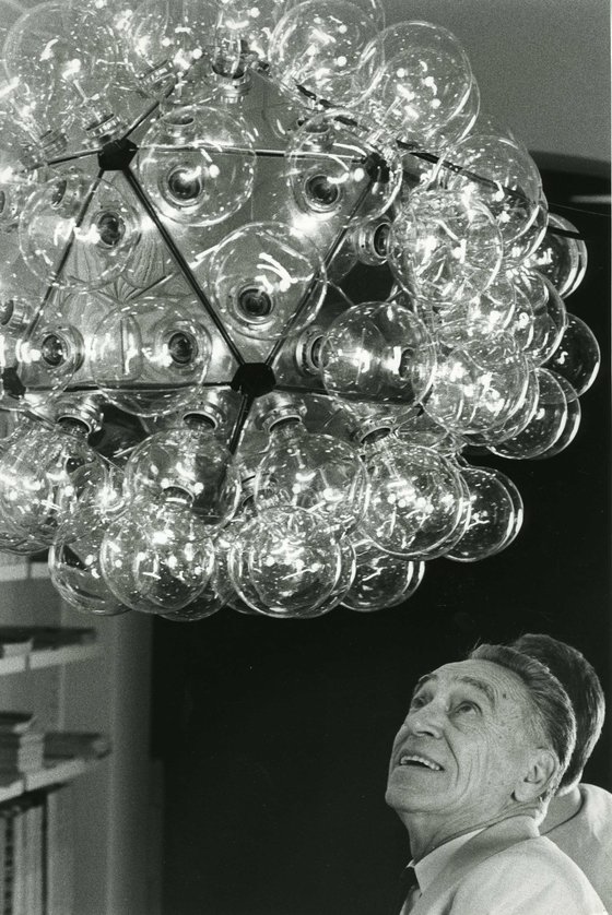 아킬레 카스틸리오니는 일상을 따뜻한 시선으로 관찰하며 친구처럼 유쾌한 위로를 건네던 디자이너였다. 사진 속 조명은 샹들리에를 재해석한 '민들레' 조명이다.