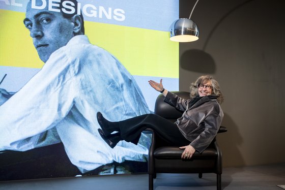 디자이너 아킬레 카스틸리오니의 딸 지오바니 카스틸리오니가 16일 서울 서초동 예술의전당 한가람미술관에서 전시 중인 작품을 배경으로 포즈를 취하고 있다. 그는 2011년부터 카스틸리오니 미술관 재단을 운영하고 있다. 권혁재 사진전문기자