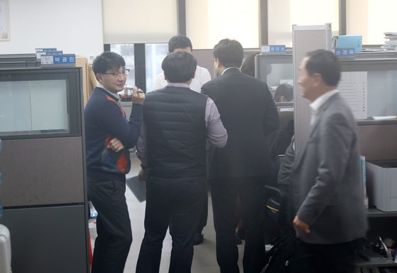 하명수사·선거개입 의혹을 수사하는 서울중앙지검 공공수사2부는 지난 9일 정부서울청사에 있는 국가균형발전위원회 사무실을 압수수색했다. [연합뉴스]