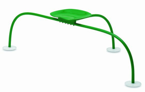 아킬레 카스틸리오니가 1980년에 디자인한 '달착륙' 정원용 의자. 잔디가 최대한 햇볕을 많이 쬘 수 있도록 땅에 닿는 부분을 최소화했다.