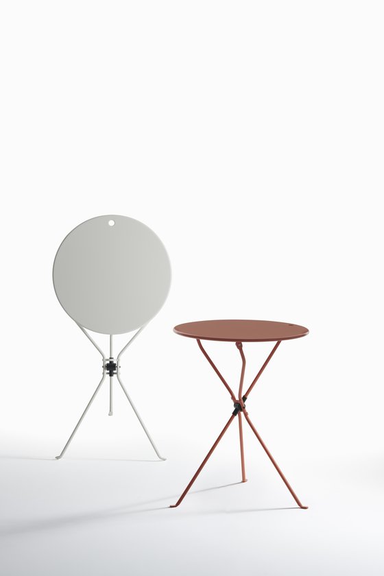 아킬레 카스틸리오니가 1977년 디자인한 '쿠마노' 테이블. 사용하지 않을 때는 상판을 접어 벽에 걸 수 있도록 했다. 못에 걸 수 있도록 상판에 동그란 구멍도 뚫려 있다.