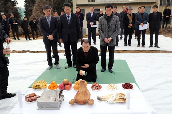 28일 옛 광주교도소 내 무연고 합장묘 인근 터에서 유골 발굴조사에 앞서 개토제가 열리고 있다. [뉴스1]