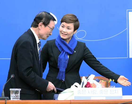 더불어민주당 이해찬 대표가 30일 오전 서울 여의도 국회에서 열린 영입인재 환영식에서 15번째 영입인재인 임오경 전 핸드볼국가대표의 안내를 받으며 행사장을 나서고 있다. [연합뉴스]