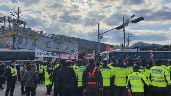 30일 오후 중국 우산 교민을 격리 수용할 시설인 충남 아산시 경찰인재개발원 앞에서 주민들이 정부의 결정을 수용할 수 없다며 항의하고 있다. 신진호 기자
