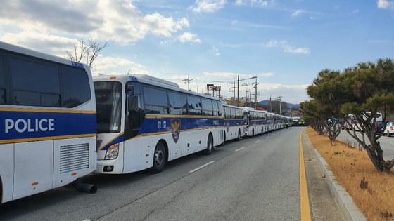 30일 중국 우산 교민을 격리 수용할 시설인 충남 아산시 경찰인재개발원 앞에서 항의하는 주민들을 차단하기 위해 경찰병력이 배치돼 있다. 신진호 기자