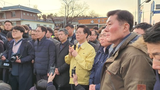 30일 오후 우산 교민을 격리 수용할 충남 아산시 경찰인재개발원 앞에서 양승조 충남지사가 주민들에게 회의 결과를 설명하고 있다. 신진호 기자