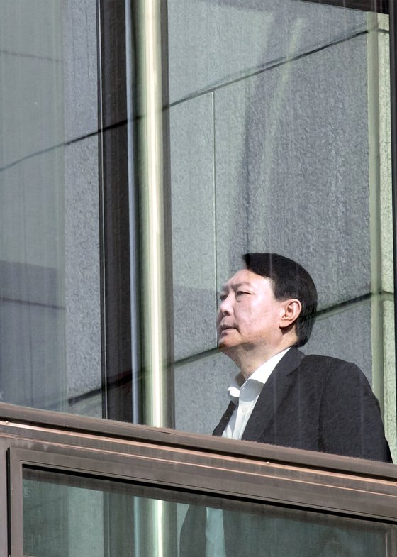 23일 서울 서초구 대검찰청에서 구내식당으로 향하고 있는 윤석열 검찰총장. [연합뉴스]