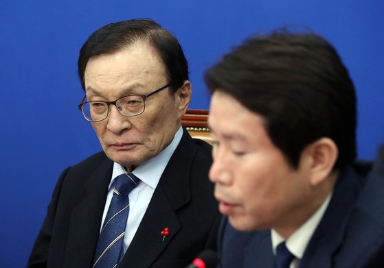 이해찬 더불어민주당 대표(왼쪽)가 29일 오전 국회에서 열린 당 최고위원회의에 참석해 이인영 원내대표의 발언을 듣고 있다. 김경록 기자