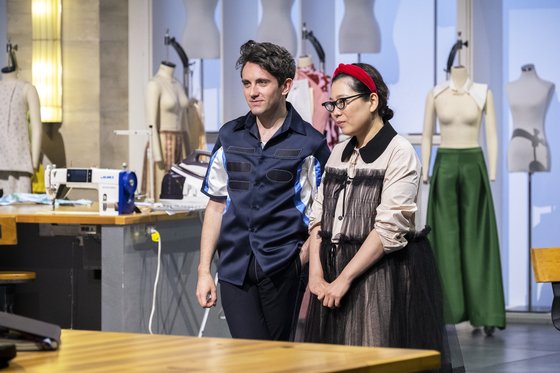 파이널 무대에서 경쟁한 영국 디자이너 다니엘 플래처(왼쪽)와 포즈를 취한 김민주. [사진 넷플릭스]