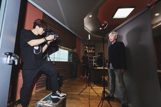 '배철수의 음악캠프' 30주년을 맞아 포스터 촬영을 하고 있는 배철수(오른쪽). 사진은 2008년부터 폴 매카트니의 전속 사진작가로 활동하고 있는 MJ KIM이 찍고 있다. [사진 MBC]