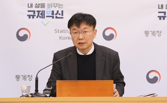 안형준 통계청 경제동향통계심의관이 4일 오전 정부세종청사에서 2020년 1월 소비자 물가동향을 발표하고 있다. [뉴시스]