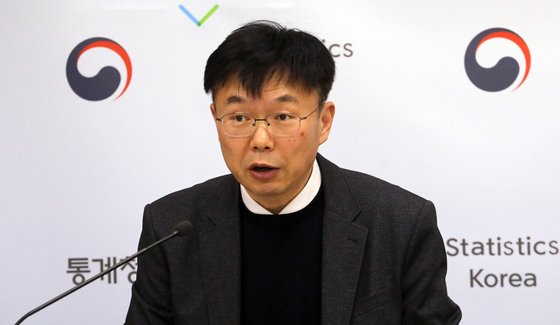 안형준 통계청 경제동향통계심의관이 4일 정부세종청사 기획재정부 브리핑실에서 2020년 1월 소비자물가동향 브리핑을 하고 있다. [뉴스1]