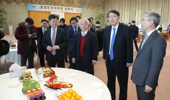 윤석열 검찰총장(오른쪽 두 번째)이 5일 서울 서초구 대검찰청에서 열린 검찰인권위원회 위촉식에서 참석자들과 대화하고 있다. 오른쪽이 강일원 위원장. [연합뉴스]